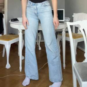Älskar dessa snygga jeans men dom är tyvärr liiiiite för korta för mig som är ca 175... vill gärna byta till 34:or i längd om någon har och önskar sig lite kortare🥰 