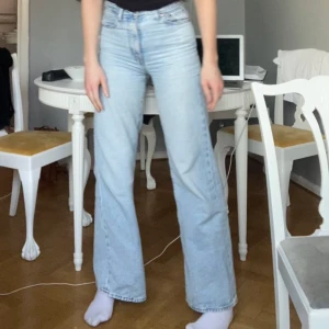 Levis ribcage wide leg 26/32 - Älskar dessa snygga jeans men dom är tyvärr liiiiite för korta för mig som är ca 175... vill gärna byta till 34:or i längd om någon har och önskar sig lite kortare🥰 