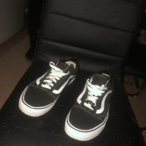 Vans skor - Säljer min pojkväns vans skor som är använda 1 gång,aldrig kommit till användning därav varför jag säljer dom 