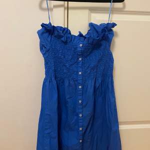 Superfin klänning till sommaren från mango i fin blå färg. Storlek Xs som tyvärr har blivit för liten för mig