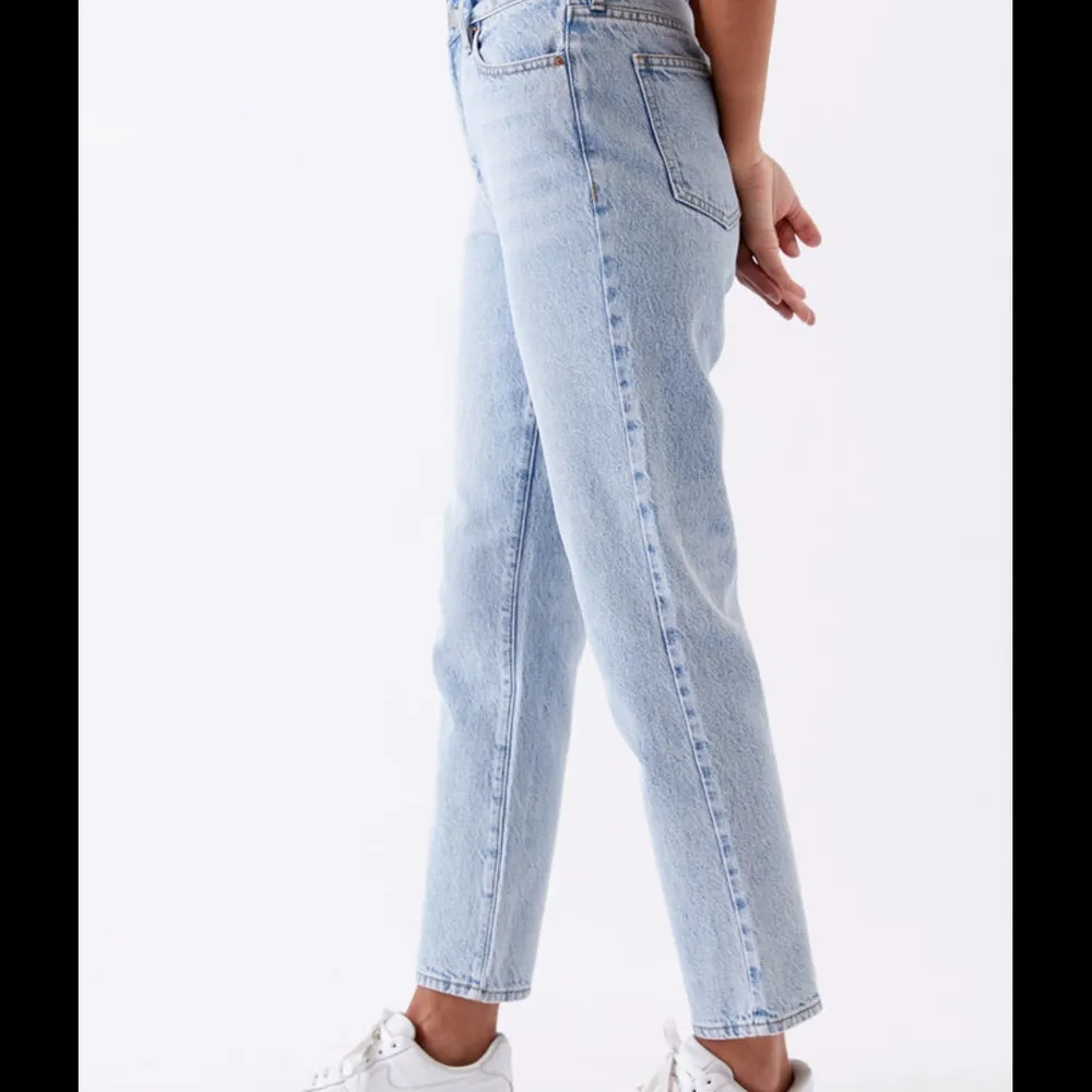 Ljusblåa (light washed) mom jeans från Pacsun. De är i storlek 27 i midjan och tyvärr för stora för mig. De är uppskattningsvis i en stor storlek... men längden passar bra på mig som är 167 cm!😊 Eftersom de inte passar mig så är bild 1 och 2 lånade från Pacsuns egen hemsida. Frakt tillkommer! PS. Kolla gärna in mina andra annonser!💞. Jeans & Byxor.