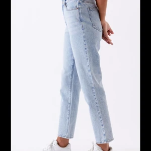 Mom jeans från Pacsun - Ljusblåa (light washed) mom jeans från Pacsun. De är i storlek 27 i midjan och tyvärr för stora för mig. De är uppskattningsvis i en stor storlek... men längden passar bra på mig som är 167 cm!😊 Eftersom de inte passar mig så är bild 1 och 2 lånade från Pacsuns egen hemsida. Frakt tillkommer! PS. Kolla gärna in mina andra annonser!💞