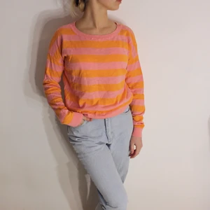 Orange rosa retro tröja 💕 - Jätte fin färgad retro tröja från de.corp 💕.      Storlek: M/L men passar snyggt Oversize på en S Pris 45kr. Skriv buden till mig privat eller kommentera på bilden!  Kan även mötas upp mellan Varberg & Göteborg Köpare står för frakten (Du bestämmer vilket paket så länge det uppfyller vikt och storleks kraven)