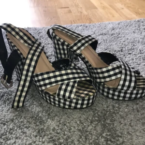 Urgulliga rutiga klackskor - De här är to dieee for, rutiga skor med 10cm klack från DollsKill (märket är BellaMarie) De har blivit lite gula vid tåöppningen men det går att tvätta bort 🙈 inköpspris 300kr + tull 😤 Storlek 8.5 (=41) MEN jag har storlek 38-40 och de passar perfekt