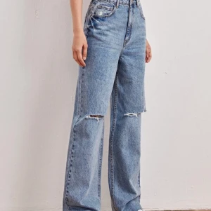 Blåa wide jeans med hål på knäna - 74cm i midjan, 108cm i längd. Storlek 29.             Helt nya jeans från shein köpte för 259kr i bra riktigt bra material. Helt oanvända endast prövade två gånger. Jag är 172cm och dem går ner till fötterna på mig.💙💙