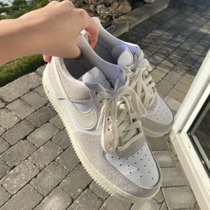 Nike - Säljer dessa nästintill oanvända Nike skor. Beigea med häftigt material. Fler bilder finns, bara att fråga!! Rengörs såklart innan de skickas❣️ Pris kan diskuteras och köpare står för frakt! ✨ ❤️