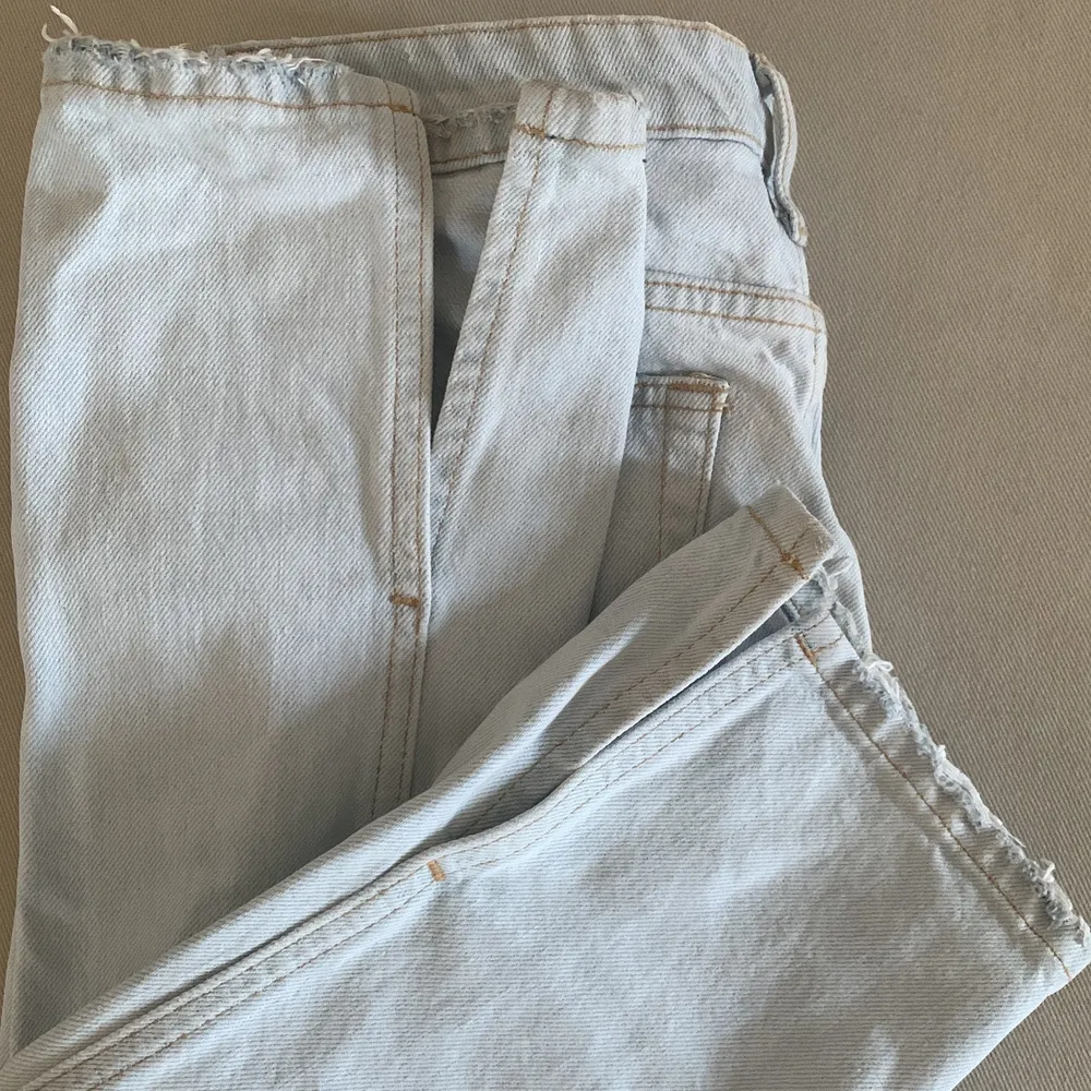 Säljer dess snygga jeans med slits från zara. Går inte att köpa i butik längre. Säljer då de inte kommer tillanvänding. Jeansen är i storlek 36. Köparen står för frakt!💘. Jeans & Byxor.