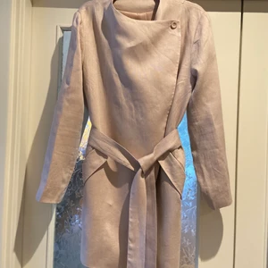 TIGER OF SWEDEN kappa  - Ljusrosa kortare kappa i linne och viskos, så snygg! Men har inte plats ☺️ nypris var över 2500kr säljer för 300kr först till kvarn!