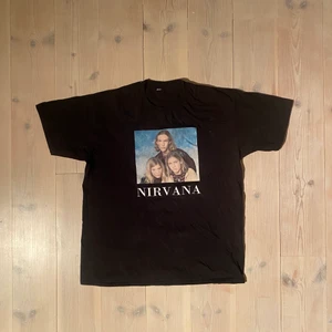 Vintage Nirvana T-shirt - Skick 7/10 okej skick lite små flaws men inga större synliga!, storleks lappen är avklippt men den sitter som en Boxy L imo.