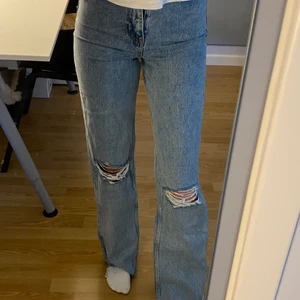 Blåa jeans  - Säljer mina blåa jeans från Zara då de inte kommer till användning. Använda 2-3 gånger så de ser ut som nya. Hör av er vid frågor! Frakt 65❤️