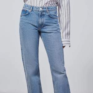 Ett par oanvända populära straight mid rise jeans från zara, säljer på grund av att dom är för små för mig och lite för långa❤️ skriv vid eventuella frågor eller fler bilder!