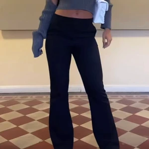 Kostymbyxor  - Säljer mina jätte fina kostymbyxor ifrån BikBok då dem blivit för små! Byxorna är i välldigt bra skick då jag endast använt dem några fåtal gåmger, skriv privat vid frågor💓 (lånad bild, men samma byxor, skriv privat om du vill ha fler bilder!)