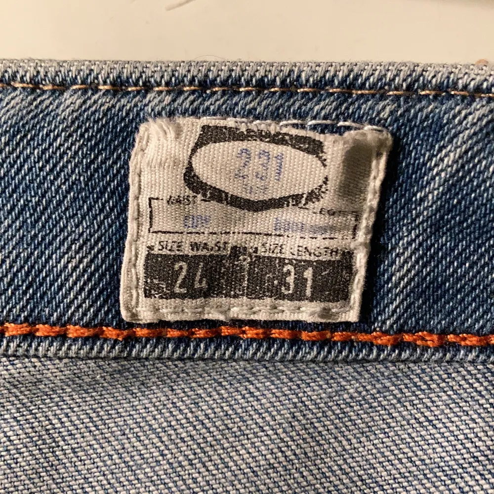 Ljusblå snygga crocker jeans jag köpte för fyra år sen! Så snygga men är för lång för de nu, är 171 cm. Så välbehållna! Dessa är 24 i midjan och lite tajta på mig som har 27 i vanliga fall. Skriv för fler bilder! . Jeans & Byxor.