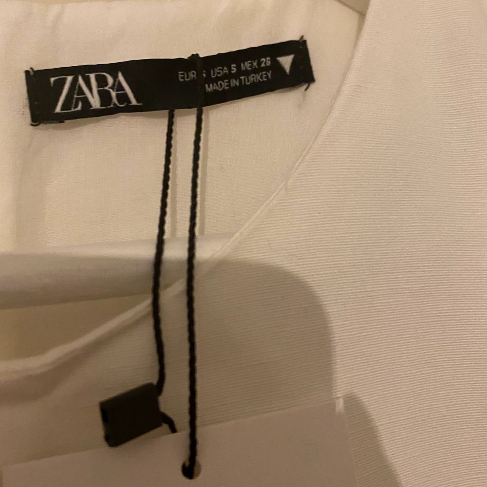 Säljer en helt ny och oanvänd (lappen kvar) vit klänning från Zara i strl. S. Eftertraktad klänning som sålde slut snabbt. första bild för passform (klänningen jag säljer är inte den på bilden utan en helt ny). Säljer klänningen då den inte kommit till användning. Superfin till studenten. 💗💗. Klänningar.