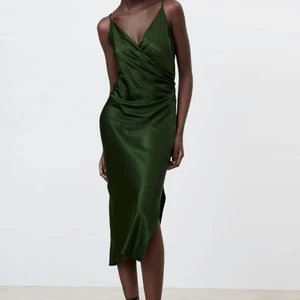 Klänning - Mörkgrön klänning. Storlek L. Skicka gärna ett meddelande vid frågor! Pris kan diskuteras!