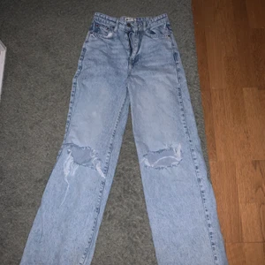 Jeans - Jag säljer dessa väldigt snygga jeansen som jag har köpt här på Plick. Dom passar tyvärr inte mig. Dom är i stl 32 men skulle säga att dom mer är en 32/34. 