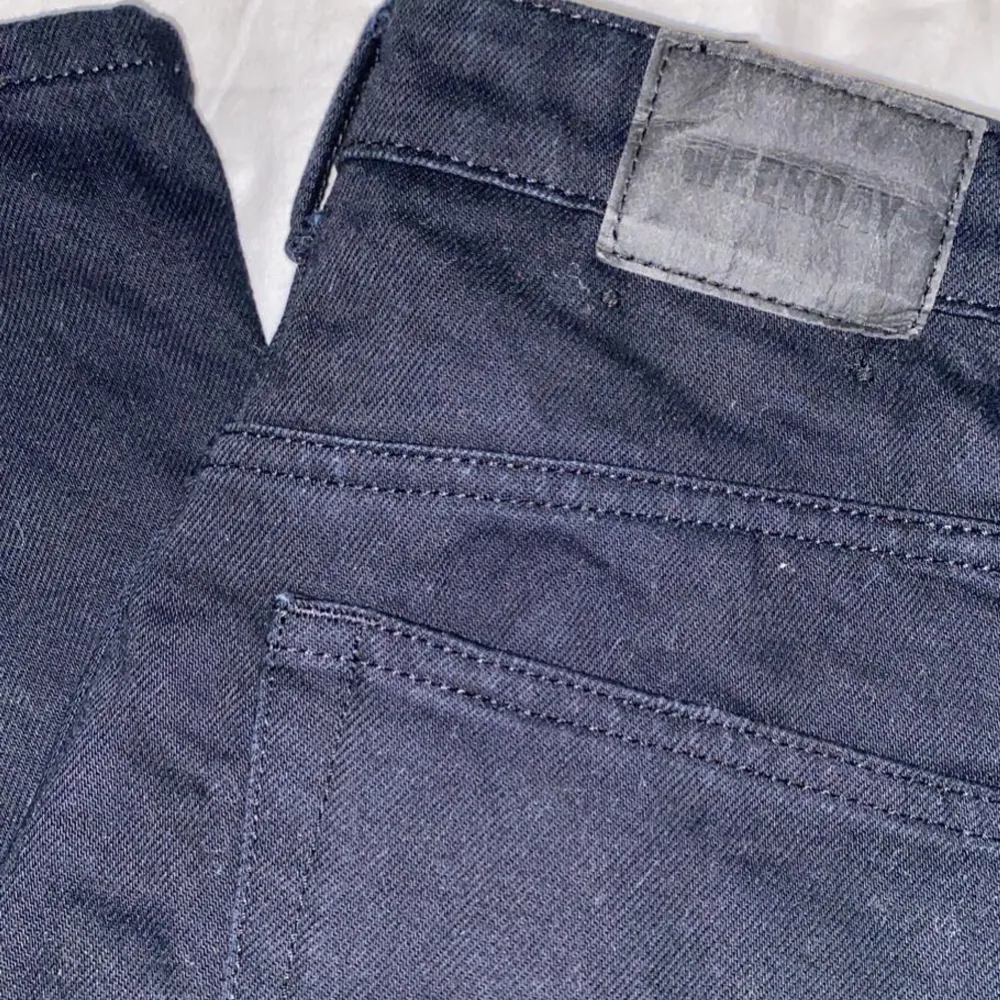 Ett par weekday jeans i modellen Rowe extra high straight. De är dem som är helt svarta. Dem är köpta i juli o användes fåtal gånger fram till slutet av september, pga att dem blev försmå för mig. Nypris 500kr. Köparen står för frakten❤️. Jeans & Byxor.