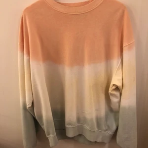 Sweatshirt Bikbok - En skön sweatshirt från Bik Bok. Har använts nån enstaka gång, men inga defekter alls 💛 Är i storlek S men är oversized på mig som brukar ha xs/s ⭐️ Tveka inte med frågor!