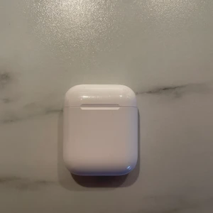 Laddfodral - Endast fodralet då lurarna är borttappade, fungerar som nyskick och har inga skador eller liknande. 