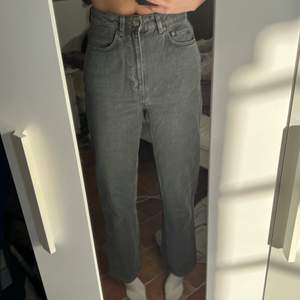 Gråa Weekday jeans i modellen Rowe🖤 Färgen finns inte på hemsidan längre. Använd fåtal gånger. Nypris är 500kr. Köparen står för frakten🖤