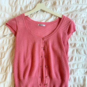 Rosa kortärmad kofta  - Rosa kortärmad kofta med söta knappar! Haft denna sedan 2010 med nästan ingen användning! Det står XL men skulle säga att den passar en S-L💖 färgen ser inte ut som på bilden utan lite mer starkare och mindre urtvättad!