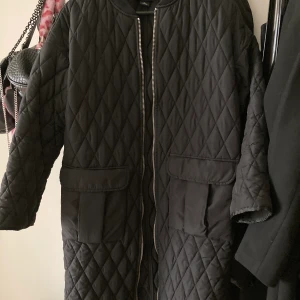 Monki kappa  - Kappa i fint skick, oversized. Storlek XS (162 cm går ner till vaderna) 