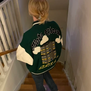 Baseball jacka! - Säljer en av mina absoluta favoritjackor! Asball och funkar så bra till både kjol och byxor🦋🦋 fint skick och sitter snyggt oversized på mig med XS/S. Köparen betalar frakten💗