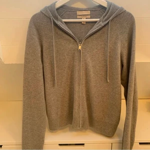 Kashmir hoodie H&m  - (Lånad första bild) Köpte min här på plick men den används aldrig tyvärr! Skriv privat för fler frågor😙 Den är i strlk M och helt i nyskick!