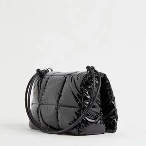 Svart Quiltad axelremsväska H&M  - En helt ny och oanvänd Svart puffig axelremsväska från H&M. Nypriset är 199 men säljer för halva priset. Hör gärna av er för fler bilder eller intresse vid köp💗