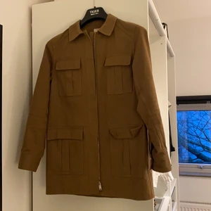 Grön militärjacka  - Grön militärjacka från H&M. Finns inte att köpa längre. Oversized och längre i modellen. Storlek 34 men passar också 36/s 💘