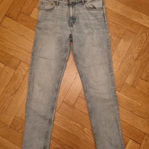 Weekday Jeans  - Blå Weekday Jeans. Modellen heter Sunday. Nypris 300kr. Waist 30 Length 32. Använda ca 10 ggr. Fortsatt bra skick trots ett antal tvättar. 