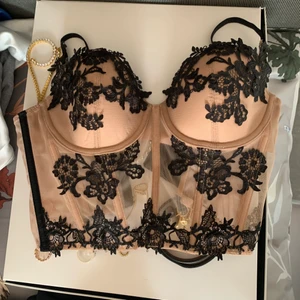 Victoria secret - Säljer denna ursnygga korsett/bh från Victoria secret i storlek s och kupan i 75C. Helt ny aldrig använd. Nypriset var 800kr