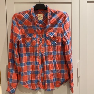 Hollister skjorta med knappar - Färgglad skjorta med knappar, MÖTS upp eller hämtas i Limhamn/Malmö, skickas ej