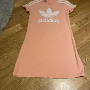 Adidas - Knappt använd, den är precis som ny. 