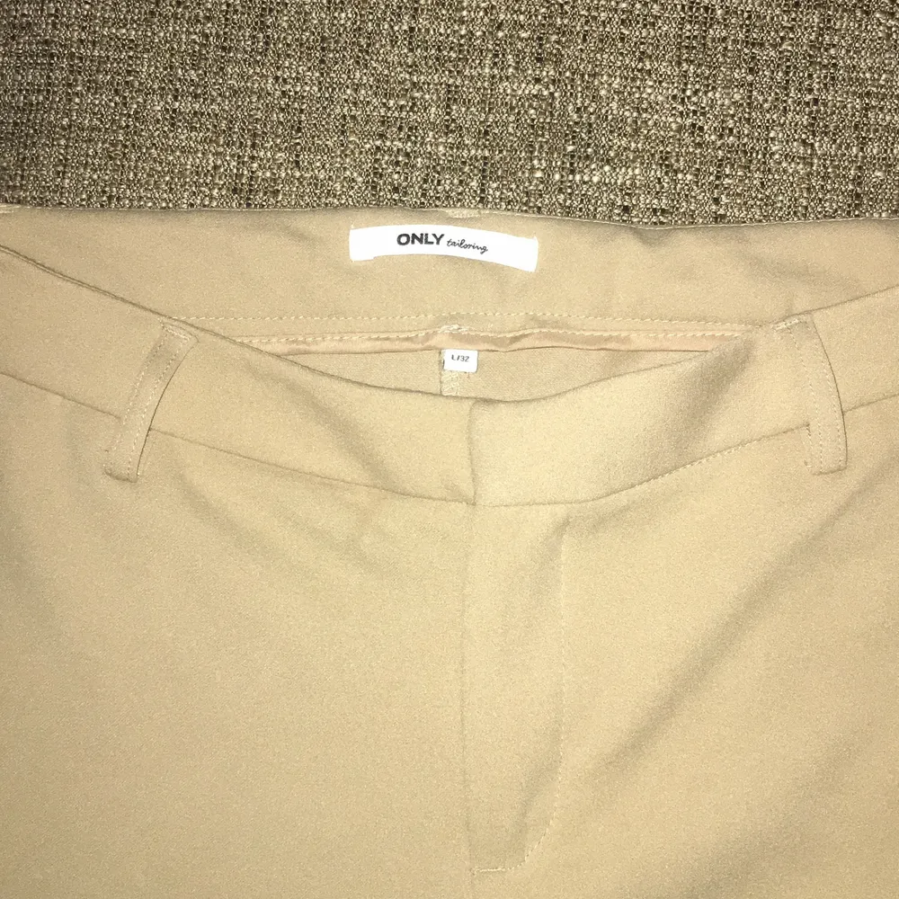 Ny skicka använd 1 gång ny pris 399kr beige bekvämt materialet inte riktigt kostym material Storlek L/32 . Farkut & Housut.