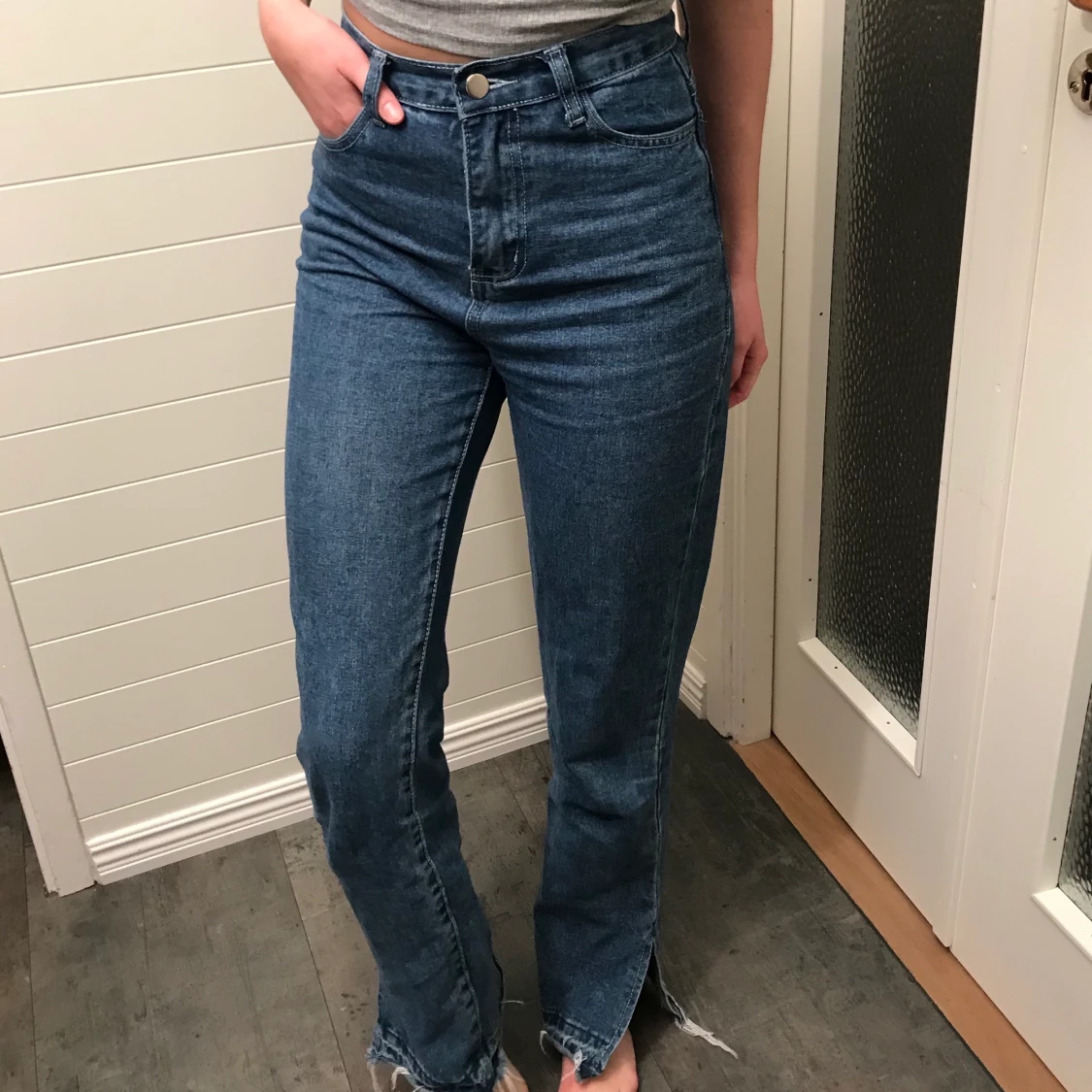 Blå lätt utsvängda jeans