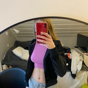 Juicy couture liknande tröja - Super mysig och skön zipup från stonger!🖤 Den är svart och liknar den trendiga tröjan ifrån juicy couture. Jag fick den i present för ett år sedan och har använt den max 3 ggr sedan dess. Nypris: 699kr, jag säljer den för 500kr med frakten inräknad i priset!