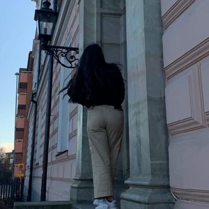 Beiga byxor från Zara stl 38 - Super sköna. Stretch. Sitter jätte bra. Brukade stryka dom ibland. Sköna fickor får plats med mycket. Kan skicka fler bilder i dm 