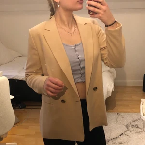 Blazer/kavaj  - Säljer denna blazer/kavaj då den aldrig kommer till användning. Den är mörkbeige med knäppe där fram och tunna axelvaddar. Lite lite tajtare i armarna om man jämför med resten av den. Hel o fin💕 (säljer en likadan fast vit) 