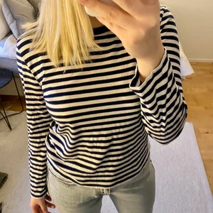Randig långärmad  - Säljer min randiga långärmade tröja från Monki eftersom den inte används längre. Storlek S med marinblåa ränder. Mjuk i tyget samt fint skick. Köparen står för frakten och jag fraktar endast. 🤎 (jag har normaltsätt storlek M) 