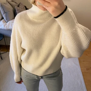Stickad tröja  - Säljer min vita stickade tröja med marinblåa detaljer från HM pga ingen användning längre. Fint skick och mjukt tyg, hög krage. Ganska oversize i ärmarna. Köparen står för frakten och jag fraktar endast. 🖤