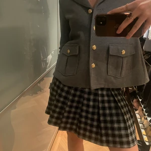 Rutig kjol - Jättefin kjol från H&M! Storlek 40 men sitter som en 38. Perfekt längd på mig som är 172! Är inte säker på att sälja men skriv gärna för fler bilder ❤️