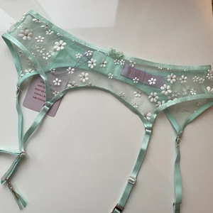 Savage x fenty strumpebandshållare, L - Savage x fenty strumpebandshållare strlk L. Passar S-L skulle jag säga då den är väldigt stretchiga. Matchande korsett finns att köpa! Helt oanvänd med alla tags kvar! 