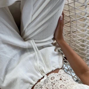 Linnebyxor  - Säljer dessa så snygga linnebyxor ifrån ASOS design. De är endast testade! Men jag har två par så känner de va onödigt att ha ett par till. De är helt slutsålda på hemsidan. Det är storlek 32 men passar mig mer som vanligtvis är 34-36 de är justerbara så kan även passa en 38.❤️skriv om du har några frågor🌸💕