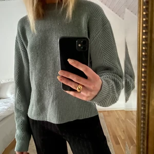 Grön stickad tröja - En grön stickad tröja som helt enkelt inte kommit till använding. Föll speciellt för mönstret vid halsen på tröjan och köptes på bikbok för 499kr, nyansen var svår att få på bild men är bäst på andra bilden. Passar xs/s 💓 PRIS 80kr + frakt då den har blivit lite nopeig (syns på första bilden)💕