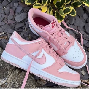 Dunk Low Pink Velet 👟 - Dunk Low Pink Velet 👟  Tillgängliga storlekar   • EU35,5 • EU36 • EU38  • EU39 • EU40   • Pris: 2099kr Fri Frakt   • Skick: DS/Oanvänd   • Vi nås genom dm för eventuella frågor eller funderingar!  • Flera bilder fås via dm  #erisneakers 