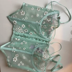 Savage x fenty bralette top M - Jätte fin savage x fenty bh i storlek M, passar xs-m skulle jag säga! Köpt fel storlek och orkar inte lämna tillbaka:) den är helt oanvänd och har alla tags kvar.  Nyköpt kostade den 550kr
