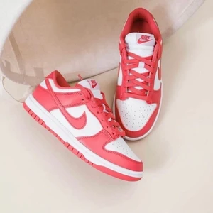 Dunk Low Archeo Pink 🦩 - Dunk Low Archeo Pink 🦩  Tillgängliga storlekar   •EU36 •EU36,5 •EU37,5 •EU38 •EU38,5 •EU39 •EU40 •EU40,5 •EU41 •EU42 •EU42,5   • Pris från 2499kr Fri Frakt   • Vi nås genom dm för eventuella frågor eller funderingar!  • Flera bilder fås via dm  #erisneakers 