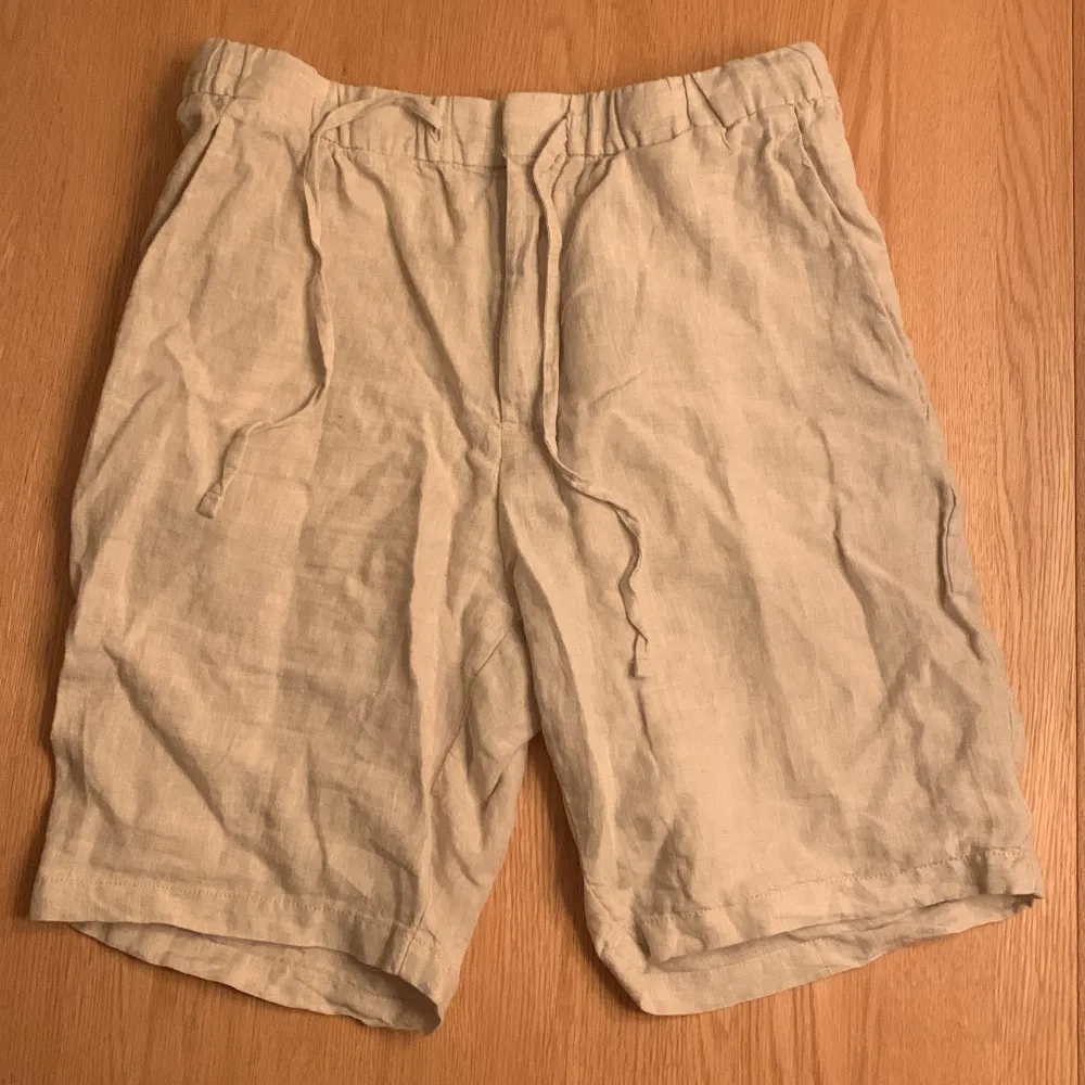 Linneshorts från H&M. Oanvänd med etikett kvar. Kan skickas med 4 frimärken för 52 kr eller spårbart. Shorts.