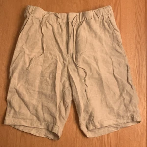Shorts - Linneshorts från H&M. Oanvänd med etikett kvar. Kan skickas med 4 frimärken för 52 kr eller spårbart